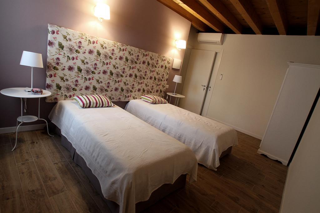 Camera Matrimoniale/Doppia con Letti Singoli con Letto Supplementare